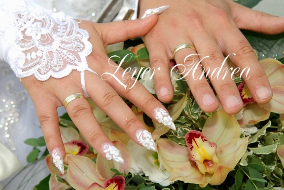 Műkörmös képek - Leyer Andrea - Menyasszonyi köröm - Esküvői műköröm minták